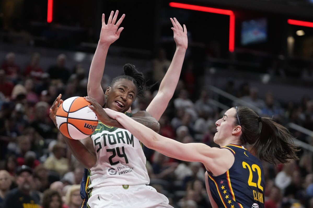 Caitlin Clark infrange il record di assist per rookie WNBA mentre il Fever batte lo Storm 92-75