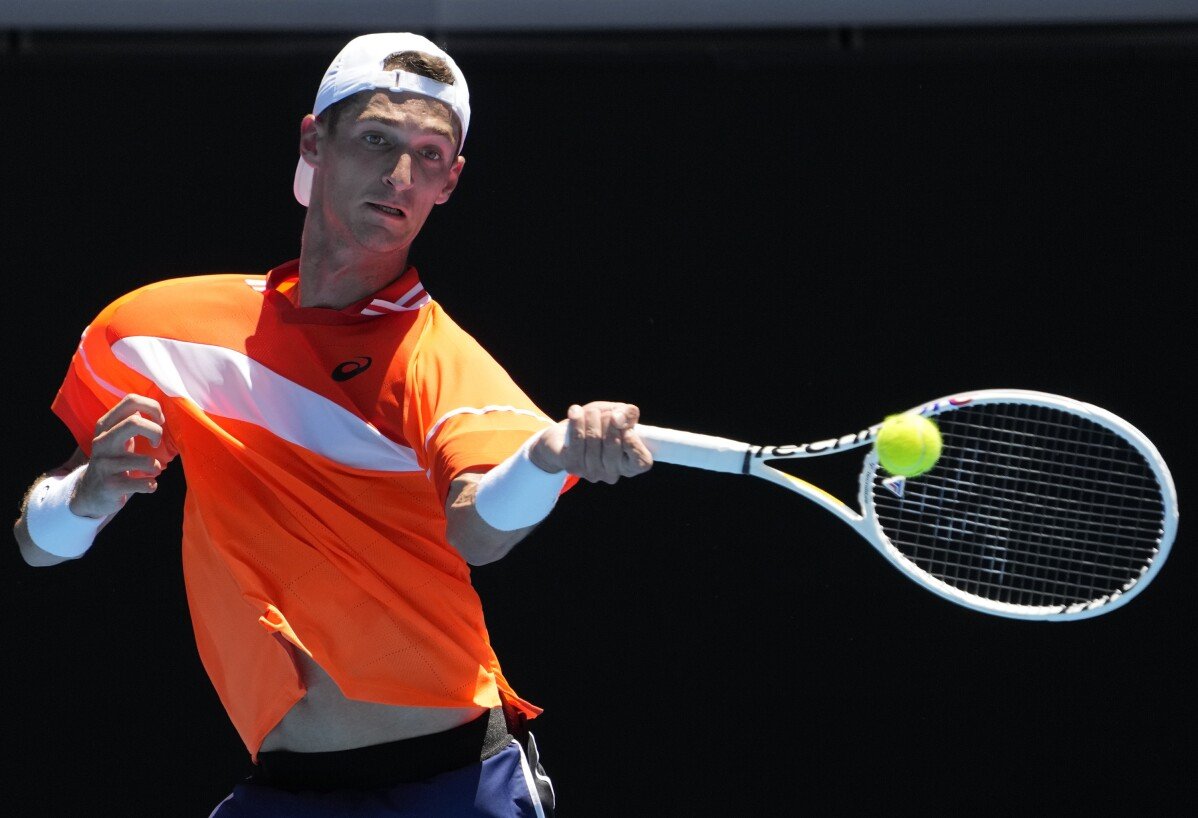 Un giocatore francese al French Open riceve solo un avvertimento quando la sua palla colpisce un tifoso