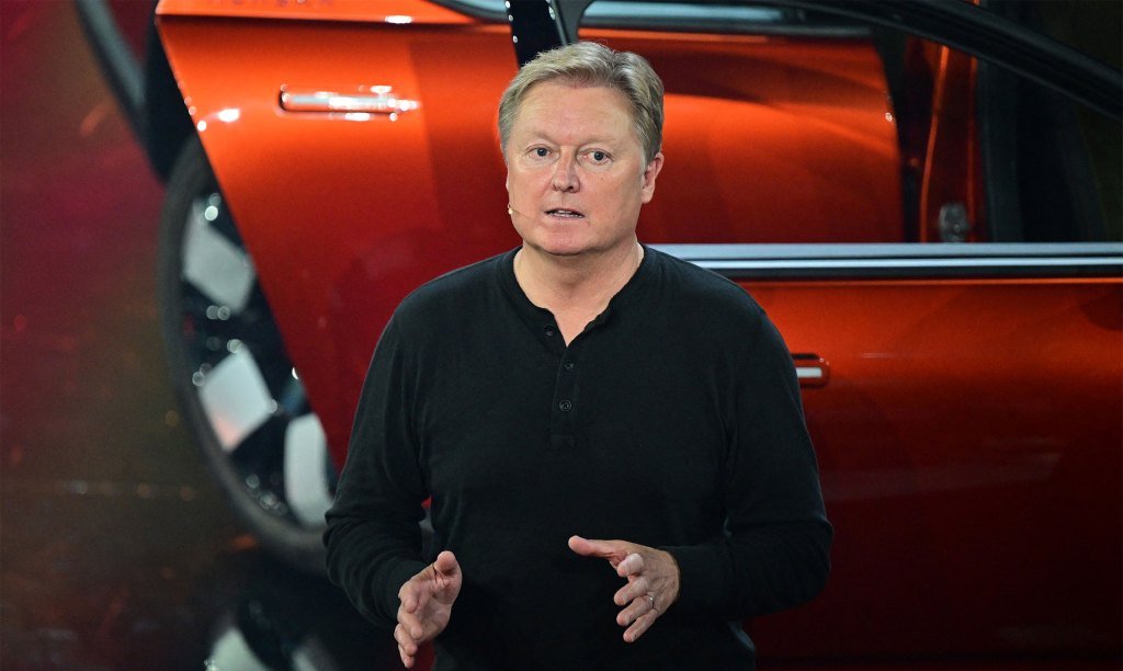 Henrik Fisker riduce lo stipendio a $1 per mantenere vivo il caso di bancarotta di Fisker Inc.